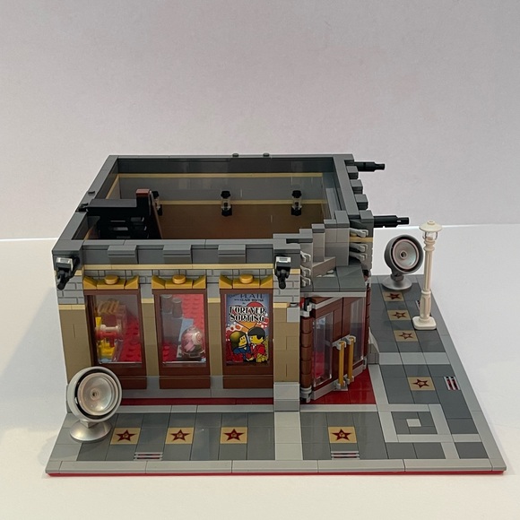 LEGO Creator Palace Cinema (10232) Modular Set with Black Limo *RETIRED* - Picture 9 of 16